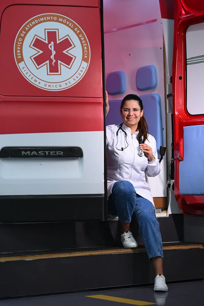 Aluna de Enfermagem junto à ambulância de simulação