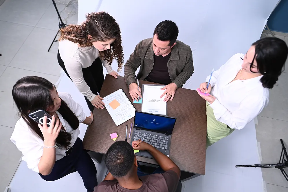 Alunos em trabalho em grupo na FATEC Ivaiporã